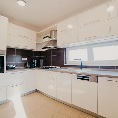 Villa Lavender With Pool And Wellness