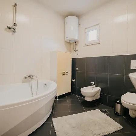 Lavender With Pool And Wellness *