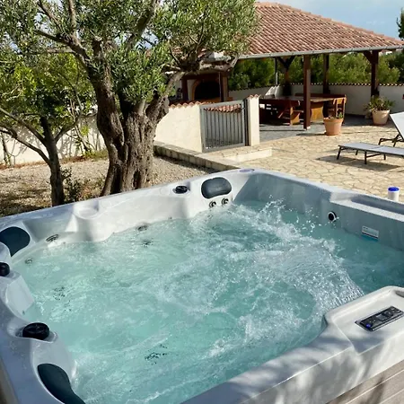 Villa Dva With Pool And Wellness