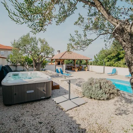 Dva With Pool And Wellness * Drage