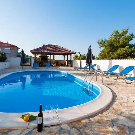Lavender With Pool And Wellness *