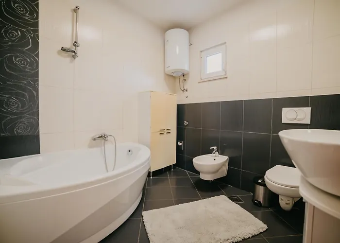 Lavender With Pool And Wellness *