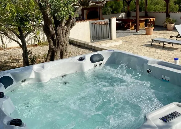 Villa Lavender With Pool And Wellness