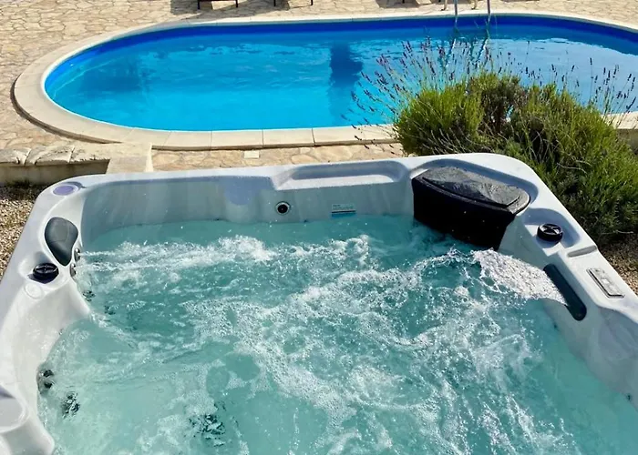 빌라 Lavender With Pool And Wellness *